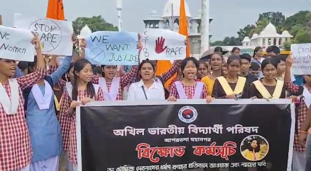 আর জি কর ঘটনার প্রতিবাদে রাজবাড়ির সামনে সামিল অখিল ভারতীয় বিদ্যার্থী পরিষদ।