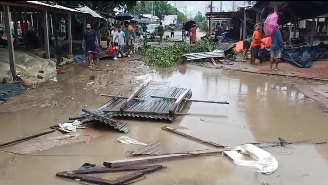 প্রবল ঘূর্ণিঝড়ে ক্ষতিগ্রস্ত বিশালগড়