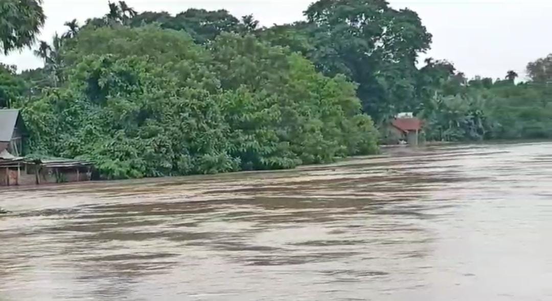 প্রচন্ড বৃষ্টিতে মাটি ধ্বসে পড়ে মৃত্যু চারজনের