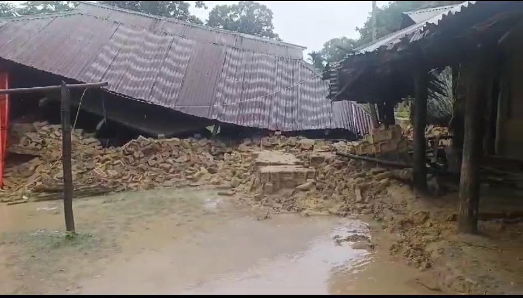 প্রবল বৃষ্টিতে কালাছড়া এলাকায় ক্ষতিগ্রস্ত ঘর বাড়ী