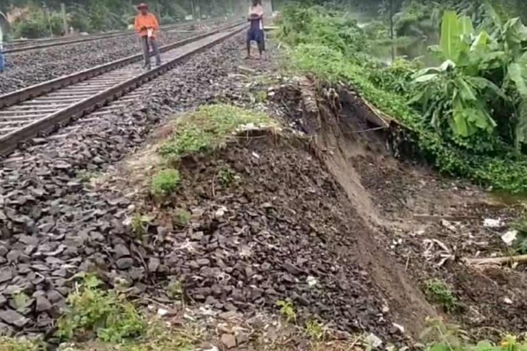 1722583789_hoogly-rail-line