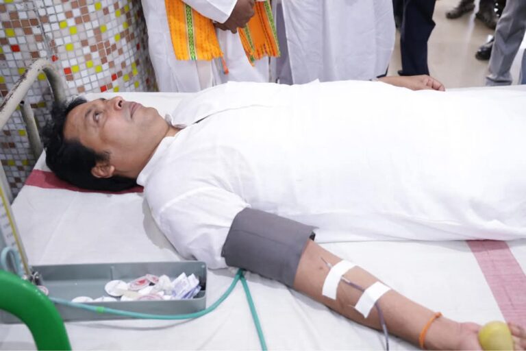 স্বাধীনতা দিবসে অমরপুরে রক্তদান করলেন প্রাক্তন মুখ্যমন্ত্রী বিপ্লব কুমার দেব