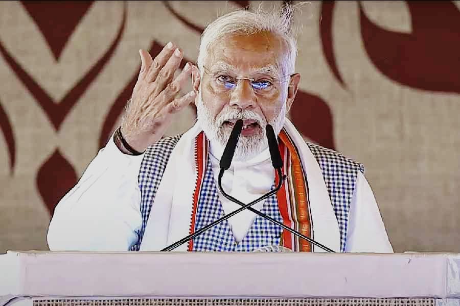 জেল থেকে সরকার চালানো কি গ্রহণযোগ্য প্রশ্ন তুললেন মোদী